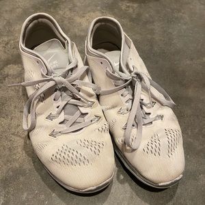 White Nike tennis shoes